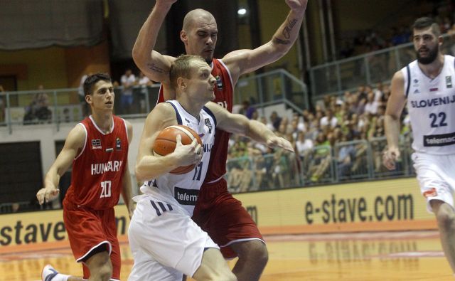 Jaka Blažič (z žogo) bo nosil veliko breme v Sombotelu. Desno Žiga Dimec. FOTO: Mavric Pivk