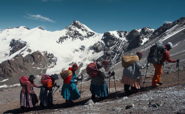 Čolite so Bolivijke, ki so se iz gospodinj prelevile v alpinistke. Foto Arhiv filma