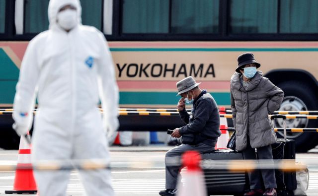 Potniki čakajo na prevoz, potem ko so smeli zapustiti ladjo. FOTO: Kim Kyung-Hoon/Reuters