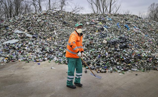14 let čakajo na ureditev sistema ravnanja z odpadki. FOTO: Jože Suhadolnik/Delo