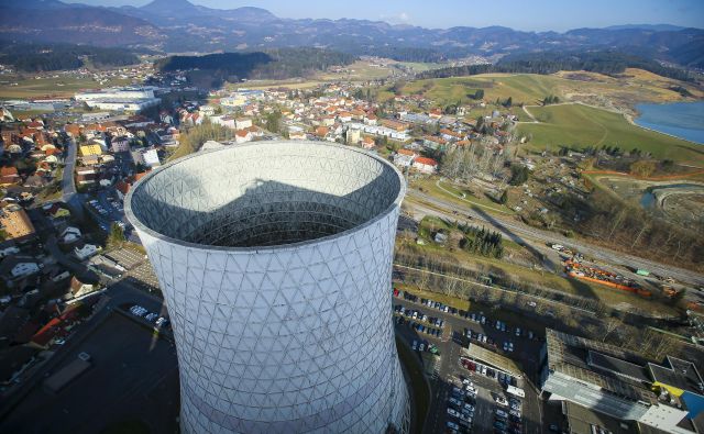 Z zadržanjem uredbe o sosežigu odpadkov bi lahko (vsaj začasno) ustavili projekt sosežiga v Tešu. FOTO: Jože Suhadolnik/Delo