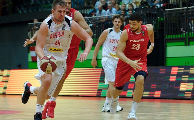 Rašid Mahalbašić (z žogo) je najnevarnejši košarkar Avstrije, a ga ne bo v Koper. FOTO: Fiba