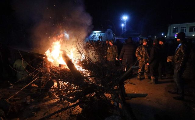 Protestniki so zažgali barikade in metali kamenje. FOTO: Str/Afp