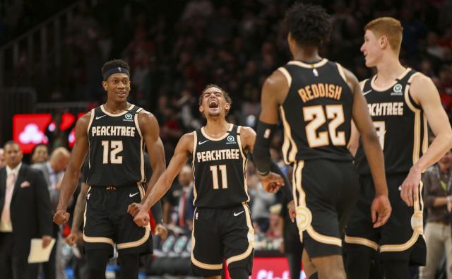 Trae Young, številka 11, je odigral izjemno tekmo. FOTO: Reuters