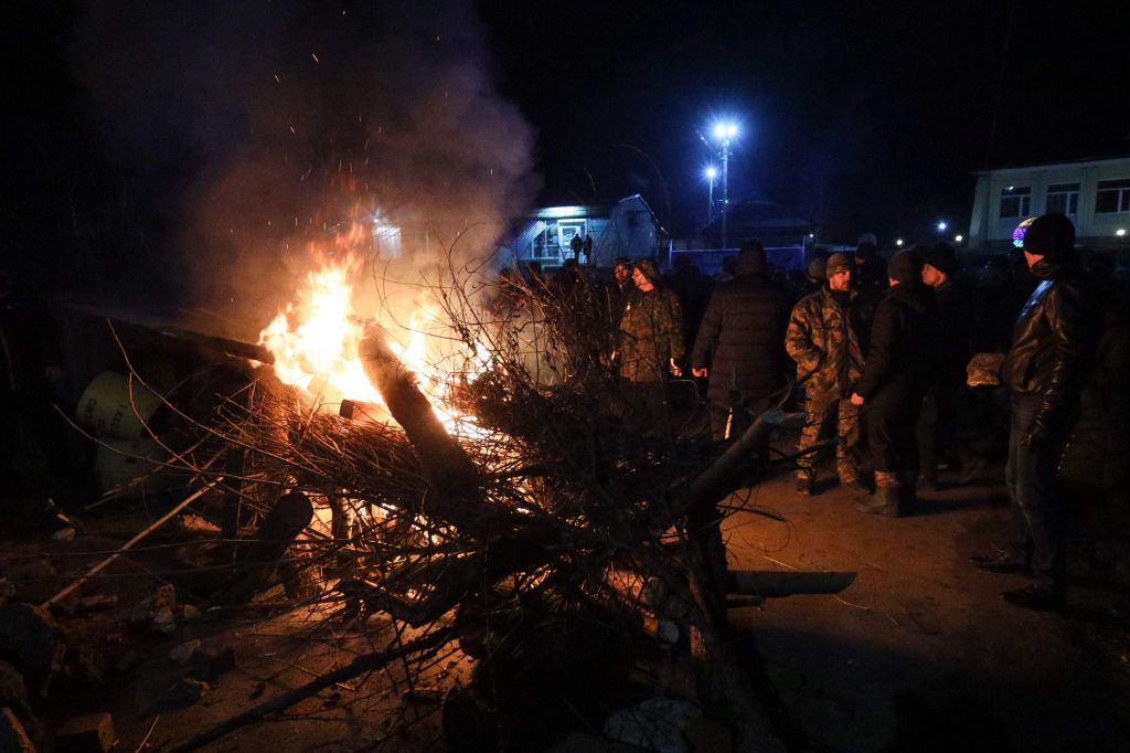 Množica protestnikov napadla avtobuse z evakuiranci iz Wuhana