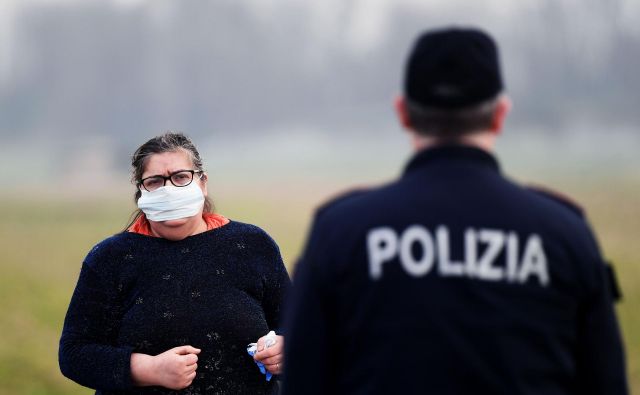 Policisti nadzorujejo vstop v številna italijanska naselja. FOTO: Miguel Medina/AFP