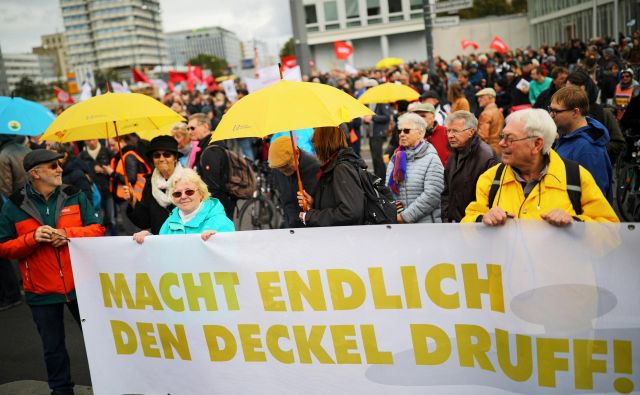 Protesti z zahtevo po »najemninski kapici« v Berlinu oktobra lani. FOTO: Hannibal Hanschke/Reuters