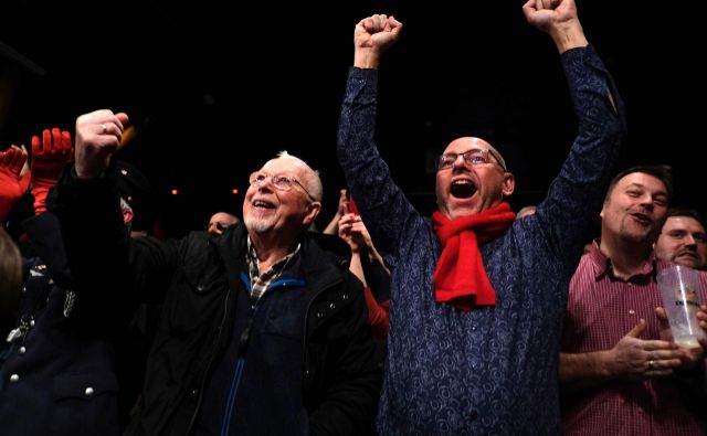 Veselje med privrženci SPD po zmagi v Hamburgu. Foto: Patrik Stollarz/Afp