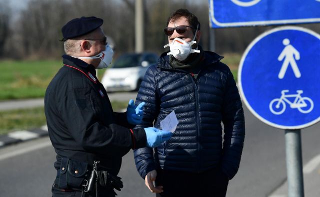 Novi koronavirus je v Italiji doslej zahteval pet življenj. FOTO:  Miguel Medina/AFP