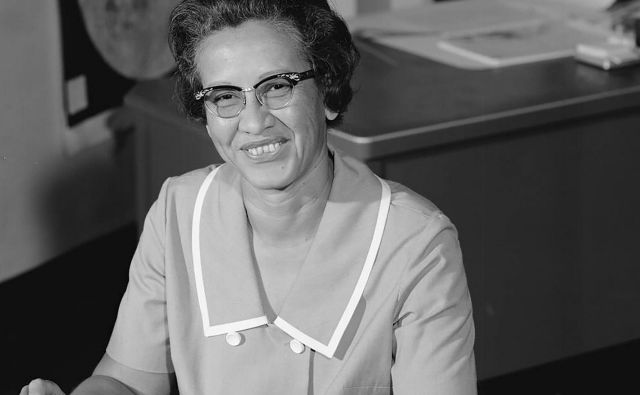 Talentirana matematičarka Katherine Johnson je pri Nasi analizirala in preverjala kompleksne aeronavtične podatke. FOTO: NASA/AFP