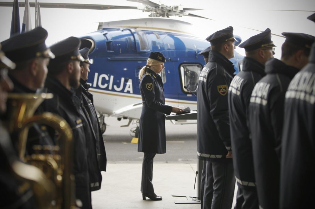 FOTO:Po 12 letih policija z novim helikopterjem