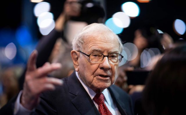 Warren Buffett si je končno omislil iphone. FOTO: Johannes Eisele/AFP