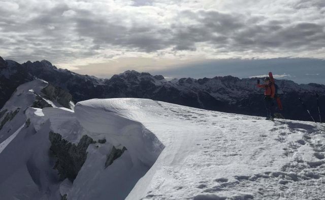 Nevarna snežna opast na Mali Mojstrovki. FOTO: Klemen Gričar 