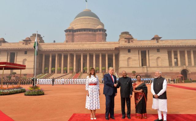 Predsednik Trump in prva dama Melania z indijskimi gostitelji. FOTO: AFP