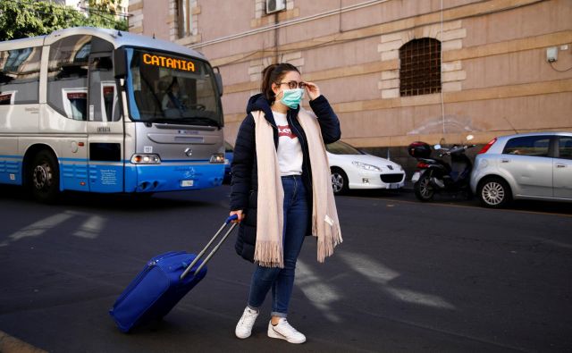 Poleg Italije, kjer je na evropskih tleh novi koronavirus najbolj prisoten, so največ obolelih in smrtnih žrtev zabeležili v Iranu in Južni Koreji. FOTO: Antonio Parrinello Reuters