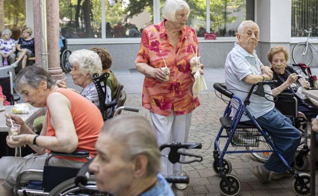 V socialnovarstvenih zavodih od ministrstva pričakujejo predstavitev metodologije in izračuna stroškov, saj njihovi izračuni odstopajo od izračunov Skupnosti. FOTO: Voranc Vogel/Delo