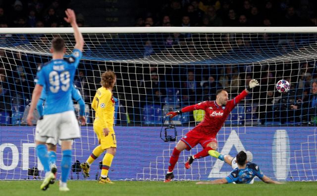 Antoine Griezmann je iz prvega Barceloninega neposrednega strela proti vratom Davida Ospine zadel za izenačenje v Neaplju. FOTO: Reuters