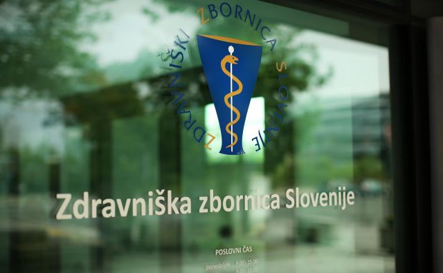 Zdravniška zbornica Slovenije se je ob pojavu koronavirusa aktivno odzvala, minister Šabeder pa ji očita, da razmere izkorišča za volitve v zbornico, ki bodo maja. FOTO: Jure Eržen/Delo
