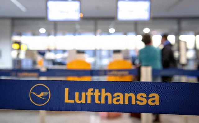 Podjetja, kot je Lufthansa, zaposlene obveščajo o higienskih ukrepih, ki naj jih izvajajo, svetujejo pa tudi, naj se izogibajo potovanjem na tvegana območja. Foto AFP