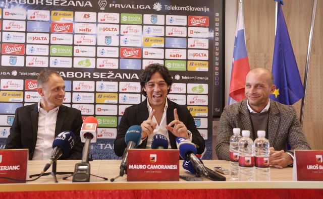 Trener Mauro Camoranesi (na sredini) si je pripisal prvo zmago na klopi Sežancev. FOTO: Leon Vidic