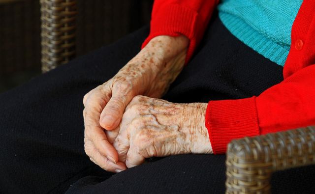 z vidika dolgoročne vzdržnosti pokojninske blagajne bi morala država ob ukrepih socialne zaščite poiskati tudi vire financiranja v srednjeročnem in dolgoročnem obdobju. FOTO: Blaž Samec/Delo