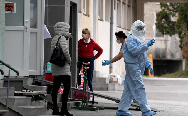 Medicinsko osebje pred infekcijsko kliniko v Zagrebu. FOTO: Denis Lovrovic/AFP