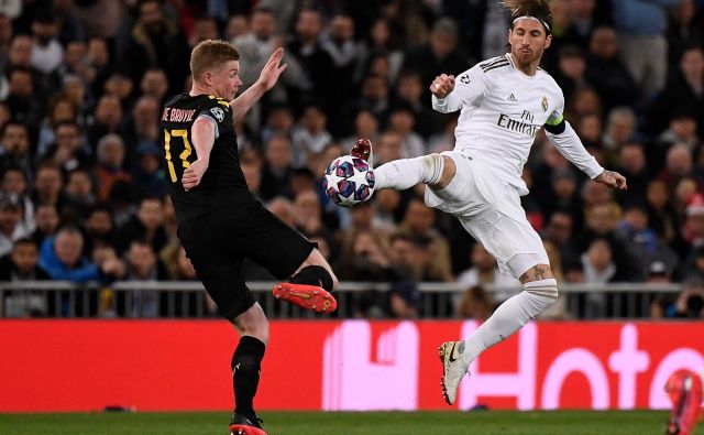 Kevin de Bruyne (levo) je bil med udarnimi aduti Cityja, domači kapetan Sergio Ramos pa si je zaradi grobosti prislužil rdeč karton. FOTO: AFP