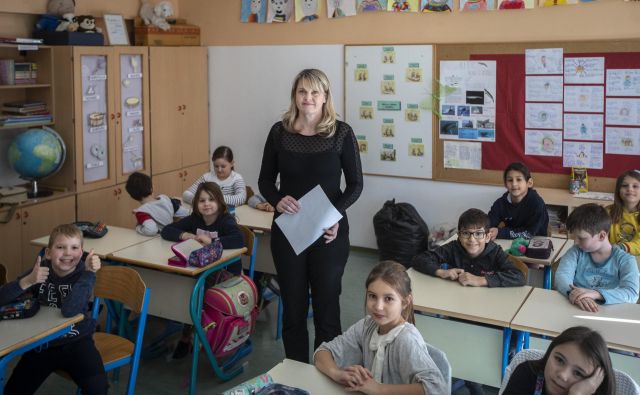 Larisa Štoka ostaja učiteljica. »Veliko ljudi je razmišljalo, ali bom šla delat v dobrodelne vode, ampak mi pomeni biti učiteljica preveč.« FOTO: Voranc Vogel/Delo