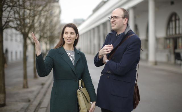 Špela Spanžel in Tomaž Štoka, umetnostna zgodovinarja na Plečnikovi tržnici v Ljubljani. FOTO: Jure Eržen/delo