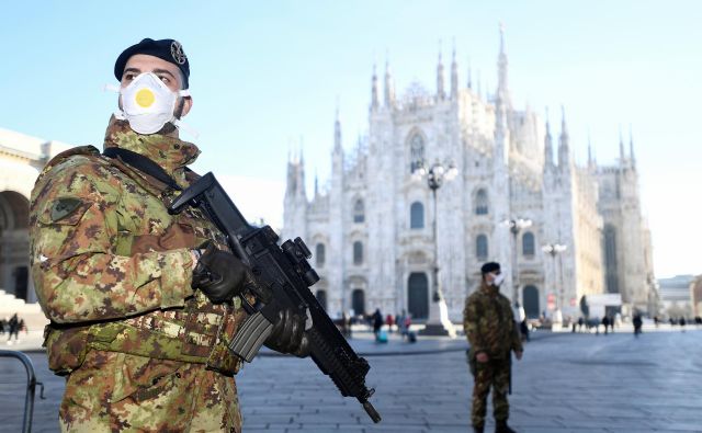 Vojaki pred milansko katedralo, ki je zaradi odločitve oblasti zaprta. FOTO: Reuters