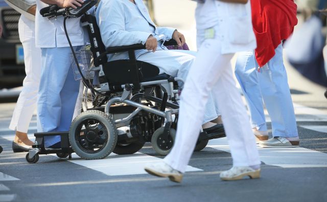 Pristojni organi si sicer prizadevajo, da bi omejili širjenje virusa. FOTO: Jure Eržen/Delo