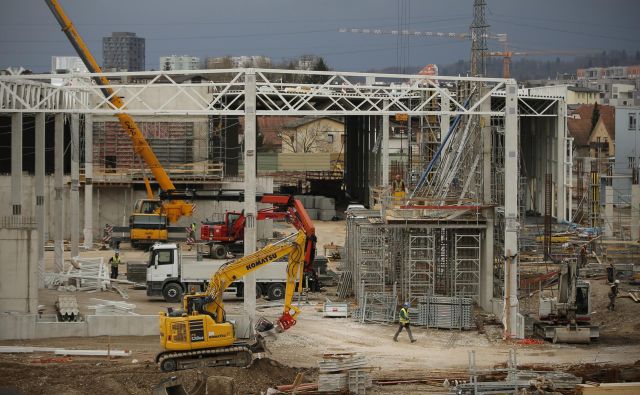 Naložbe (na sliki gradbišče ljubljanske Ikee) so eno glavnih gonil gospodarske rasti. Foto: Jure Eržen/delo