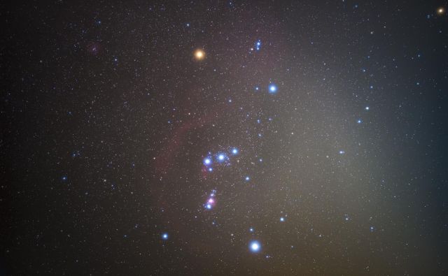 Orion. Betelgeza je rumenkasta zvezda zgoraj levo. FOTO: Shutterstock