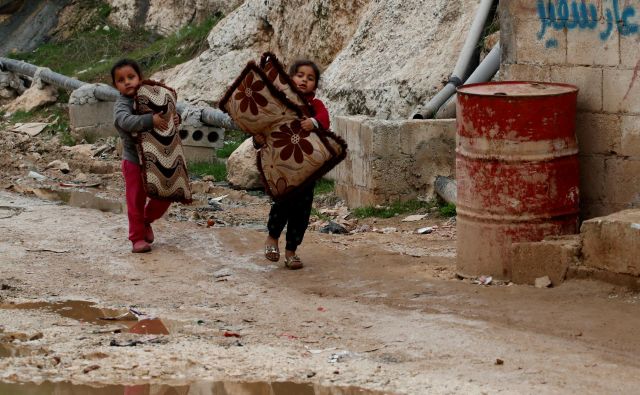 Notranje razseljeni sirski deklici v begunskem taborišču v Sarmadi v provinci Idlib. Foto: Reuters