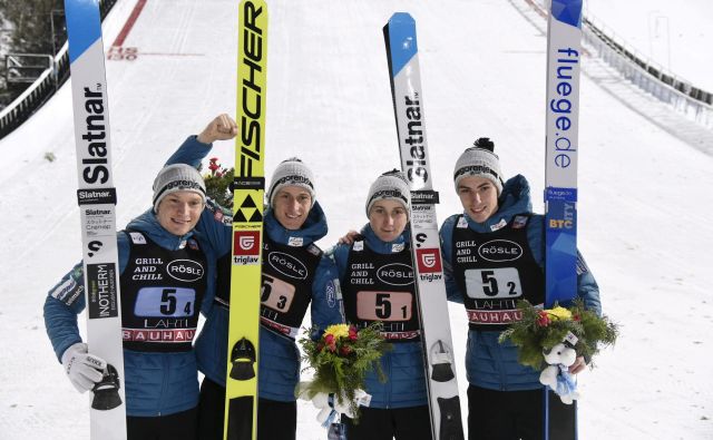 Slovenski smučarski skakalci Anže Lanišek, Peter Prevc, Cene Prevc in Timi Zajc (na fotografiji z leve) so na sobotni moštveni tekmi v Lahtiju navdušili z drugim mestom. FOTO: Reuters