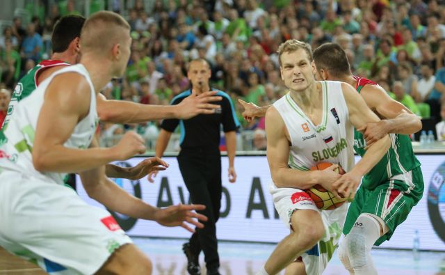 Jaka Blažič (desno) in Edo Murić sta resda bila vidna igralca šampionske Slovenije, toda brez najvidnejših zvezdnikov, kot so Goran Dragić. Luka Dončić, Gašper Vidmar, Anthony Randolph, nista iz »materiala«, ki bi ustavil reprezentančni zdrs. FOTO: Tomi Lombar/Delo