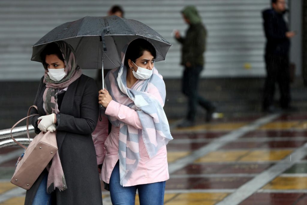 FOTO:V Iranu naj bi bilo število žrtev bolezni covid-19 bistveno višje od uradnega
