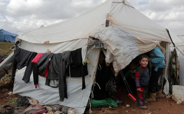 V Idlibu je približno milijon razseljenih oseb. V provinci vlada velika humanitarna kriza. FOTO: Khalil Ashawi/Reuters