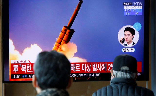 Pogovori med ZDA in Severno Korejo o severnokorejskem programu jedrskega orožja in ameriških gospodarskih sankcijah so zastali lani po propadlem februarskem vrhu med Donaldom Trumpom v Hanoju. FOTO: Heo Ran/Reuters