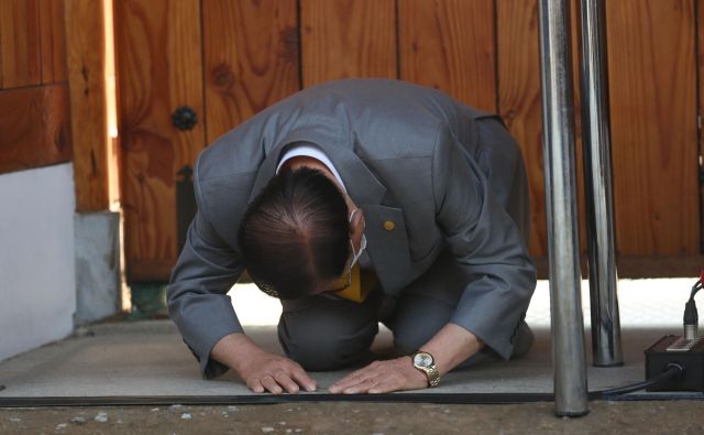 Vodja verske skupnosti, ki je povezana s širjenjem koronavirusa v Južni Koreji, je pred javnostjo prosil odpuščanja. FOTO: AFP
