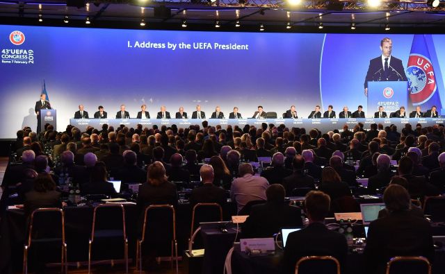 Takole je Aleksander Čeferin nagovoril navzoče na lanskem kongresu v Rimu, na katerem si je zagotovil svoj prvi polni mandat predsednika Uefe. FOTO: AFP