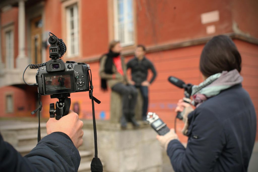 Zaskrbljeni zaradi groženj novinarjem v Sloveniji