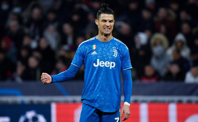 Nogometaši Juventusa in med njimi tudi udarni zvezdnik Cristiano Ronaldo bodo morali počakati na novi datum pokalne tekme z Milanom. FOTO AFP