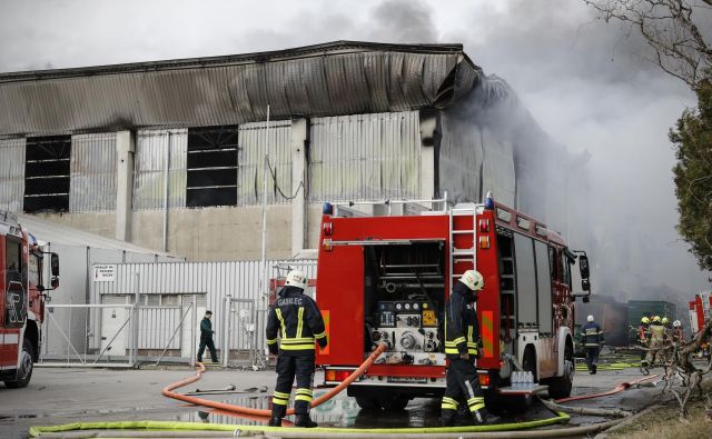 Požar v podjetju Surovina v Mariboru. FOTO: Uroš Hočevar/Delo