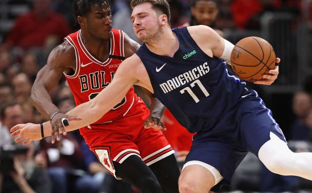 Luka Dončić je bil ob odsotnosti Kristapsa Porzingisa pod nenehnim pritiskom košarkarjev Chicaga. FOTO: AFP