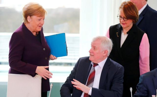 Nemški notranji minister Horst Seehofer je zavrnil roko Angele Merkel kot del novega bontona, ki ga diktira pandemija koronavirusa. FOTO: Hannibal Hanschke/Reuters