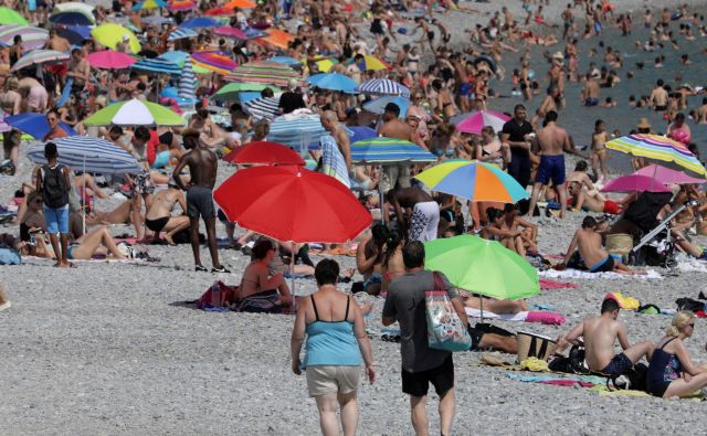 Bo konec stoletja gneča na peščenih plažah še večja? FOTO: Eric Gaillard/Reuters