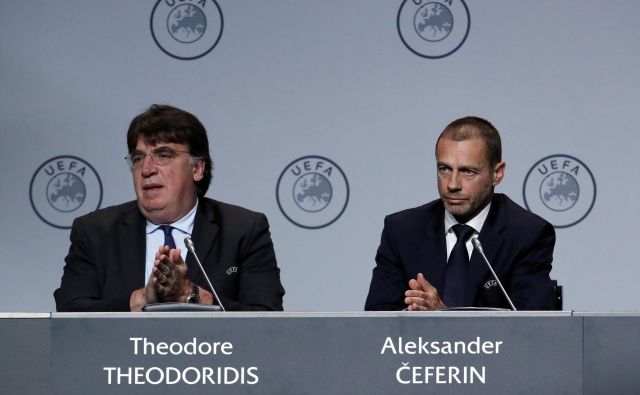 Theodore Theodoridis in Aleksander Čeferin med sejo Uefinega kongresa v Amsterdamu. FOTO: Reuters
