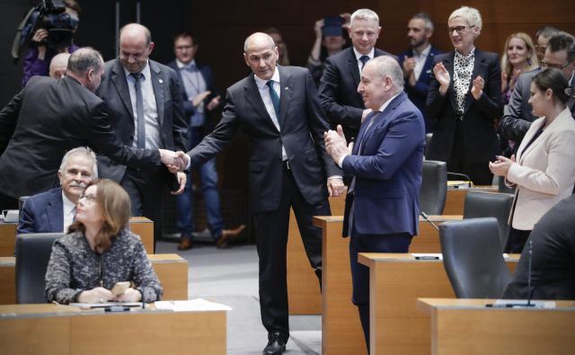 Janez Janša, predsednik SDS, med nadaljevanjem redne seje Državnega zbora Republike Slovenije, na kateri so izvolili novega mandatarja za sestavo 14. vlade. FOTO: Uroš Hočevar/Delo