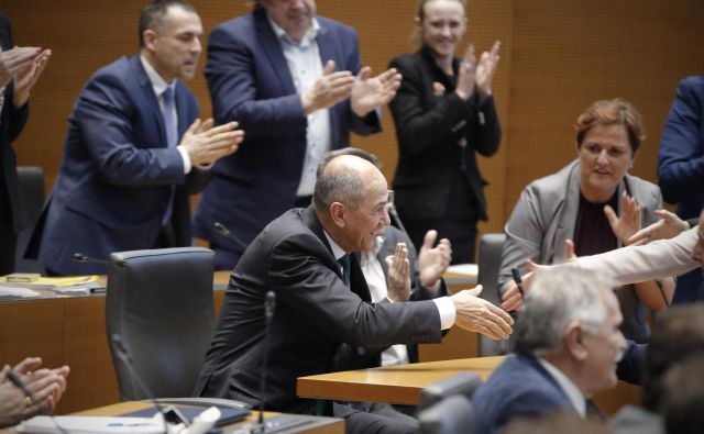 Po tajnem glasovanju so premieru Janezu Janši najprej čestitali poslanci nove koalicije, ki so k njegovi izvolitvi prispevali 47 glasov. FOTO: Jure Eržen